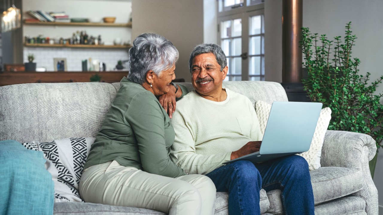 Descripción Pareja de edad avanzada portátil sofá casero
